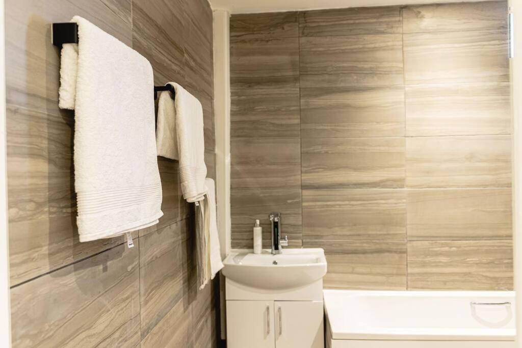 Апартаменти 2 Bed With Free Parking Лондон Екстер'єр фото