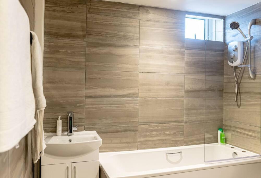 Апартаменти 2 Bed With Free Parking Лондон Екстер'єр фото
